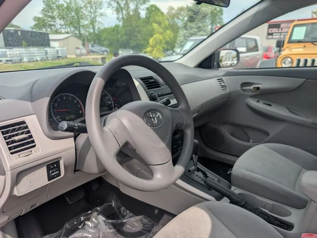 Used 2009 Red Toyota  image 8