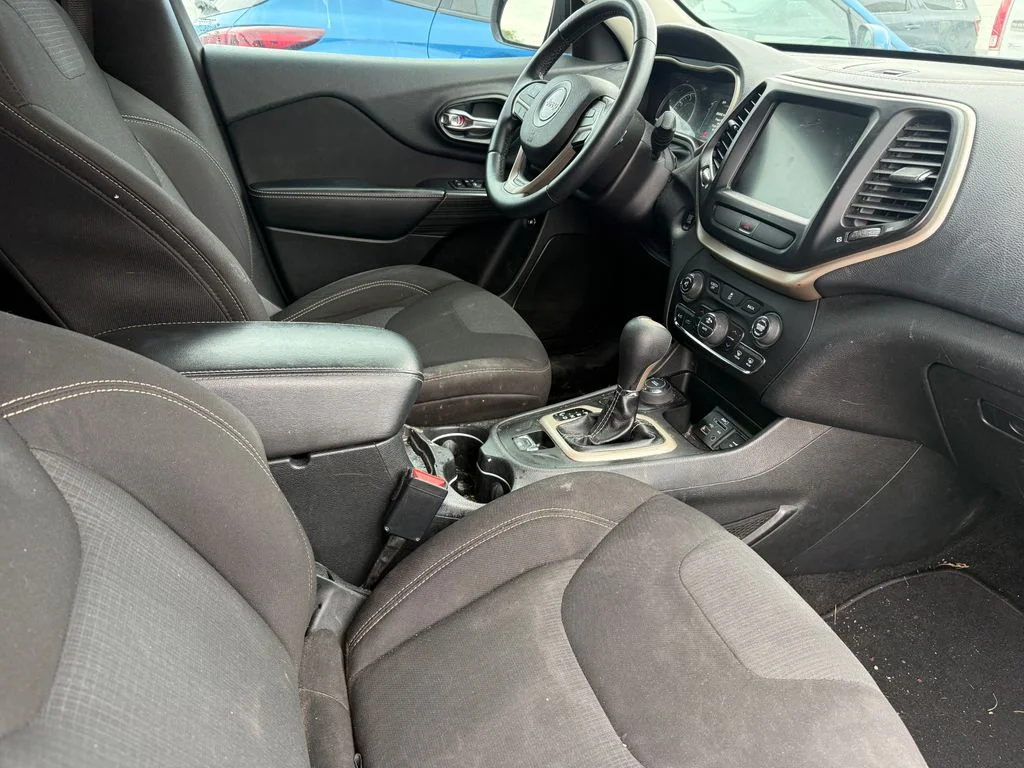 Used 2015 Black Jeep Latitude image 4