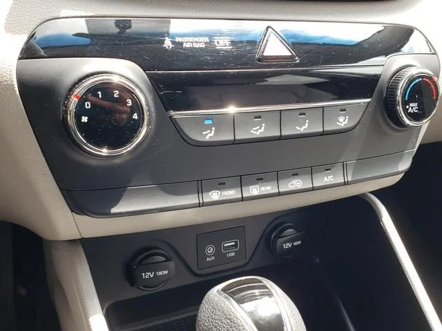 Used 2018 White Hyundai SE image 22