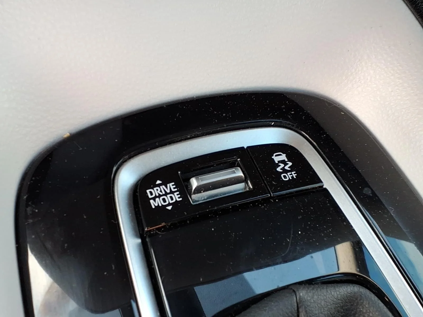 Used 2025 Ruby Flare Pearl Toyota SE image 5