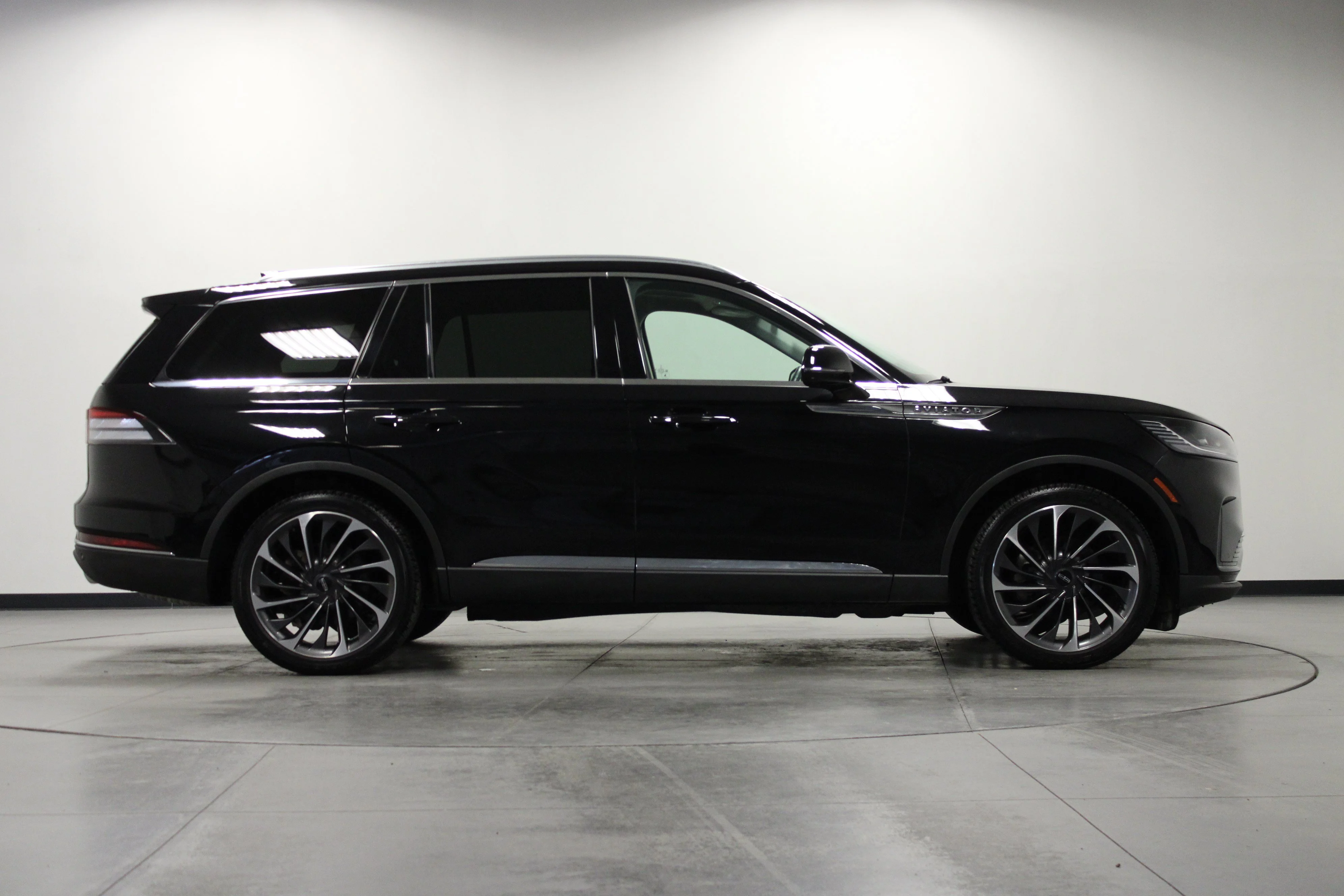 Used 2025 Infinite Black Metallic Clearcoat Lincoln Reserve image 3