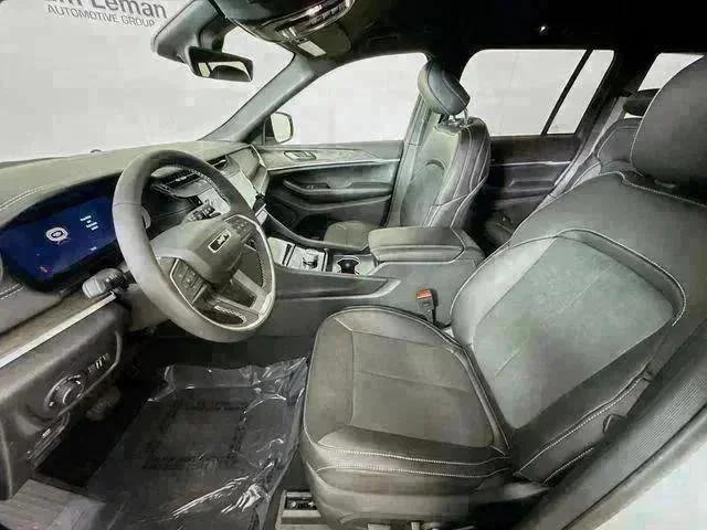 New 2026 Bright White Clear-Coat Exterior Paint Jeep Laredo image 21