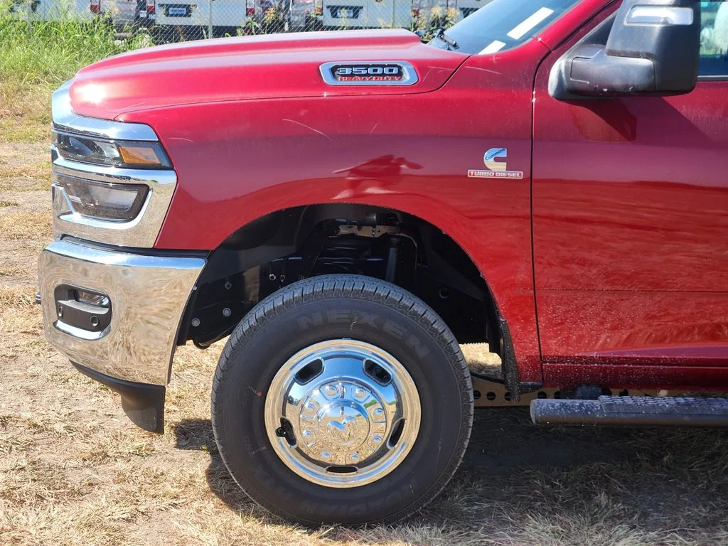 New 2026 Molten Red Pearl-Coat Exterior Paint RAM Tradesman image 6