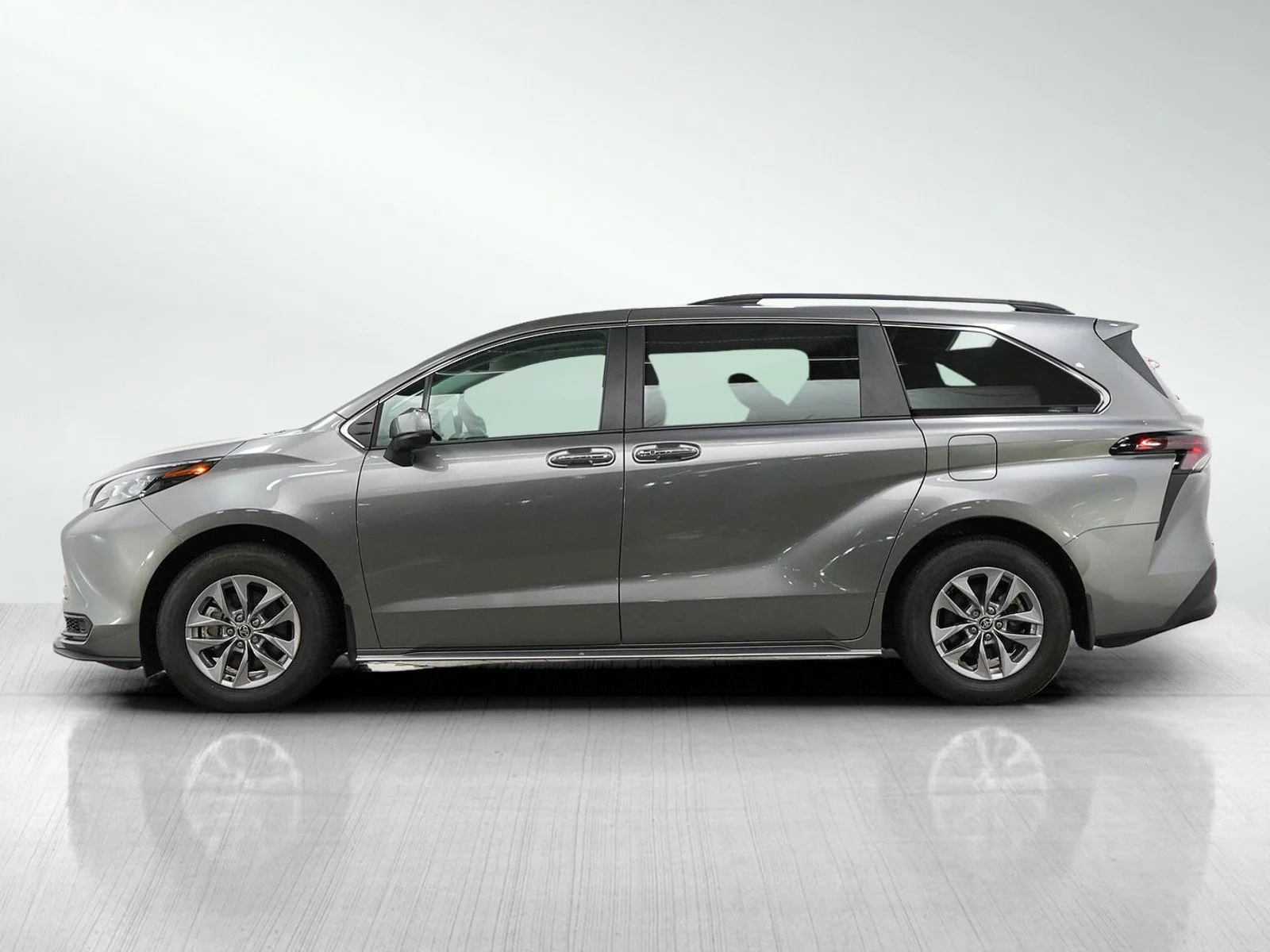 Used 2026 Toyota Sienna LE with VIN 5TDGRKEC4TS297536 for sale in Bloomington, Minnesota