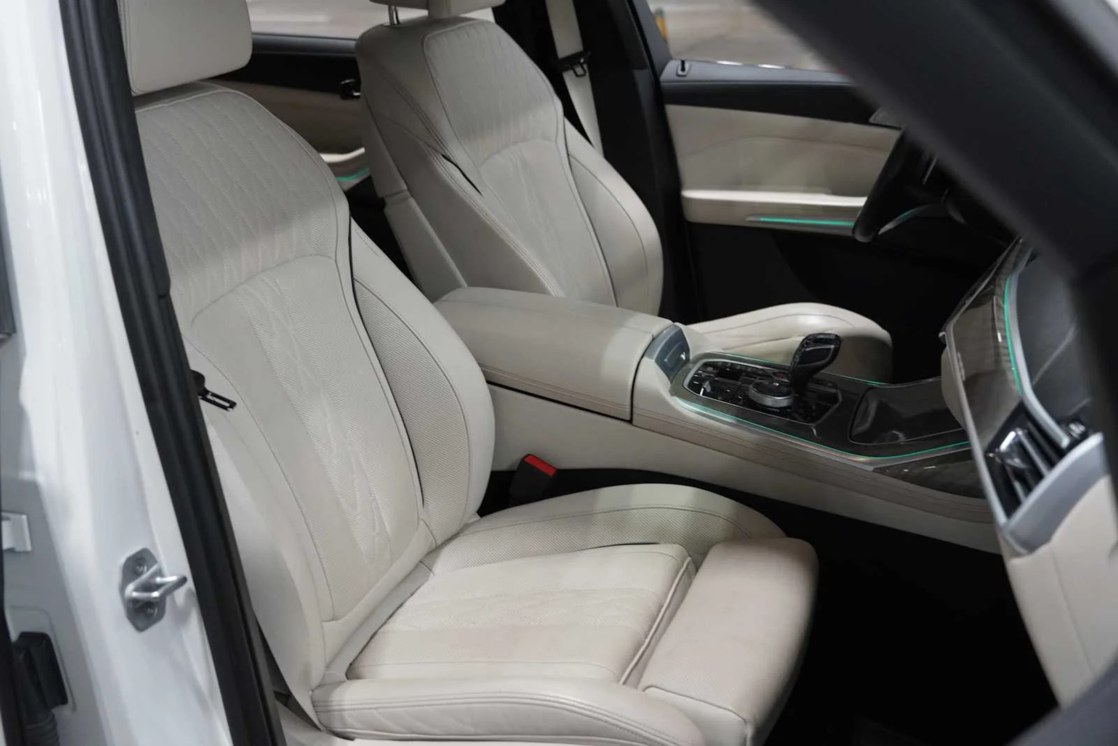 Used 2022 Mineral White Metallic BMW M50i image 11