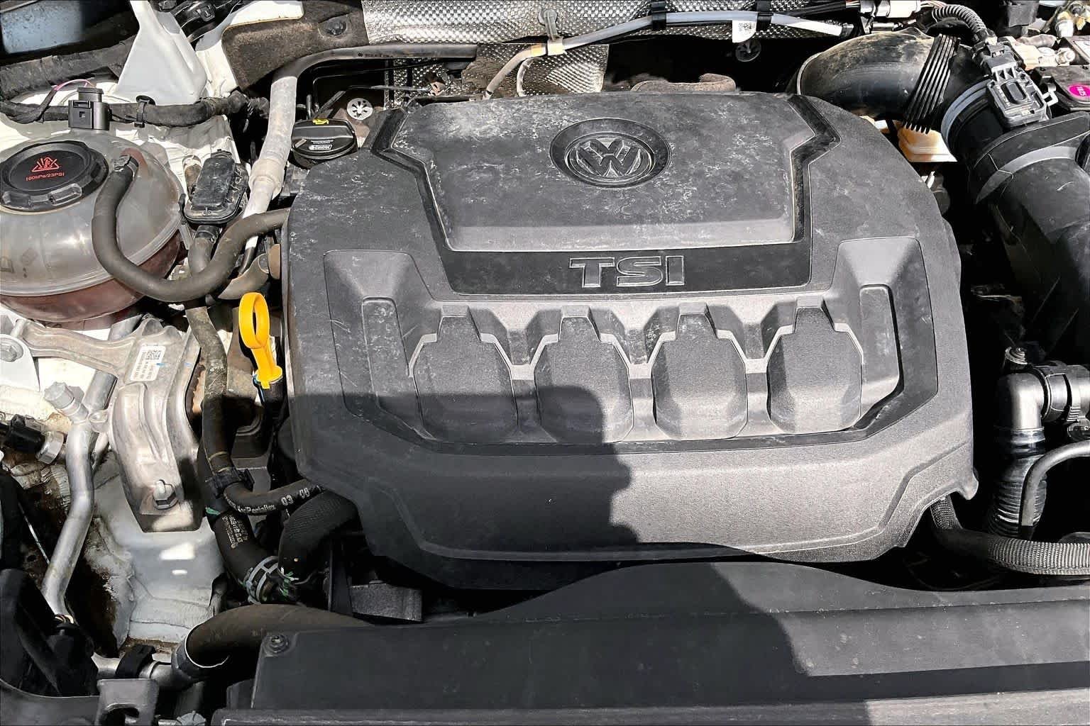 Used 2019 Pure White Volkswagen SE image 33