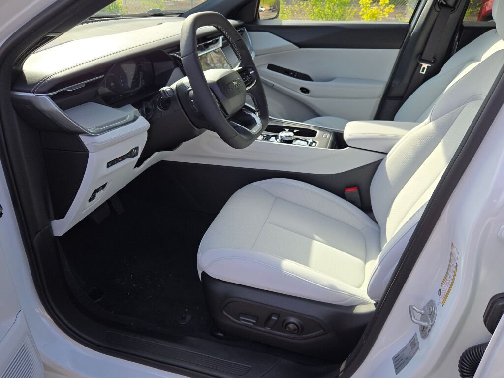 New 2026 Bright White Clear-Coat Exterior Paint Jeep Laredo image 21