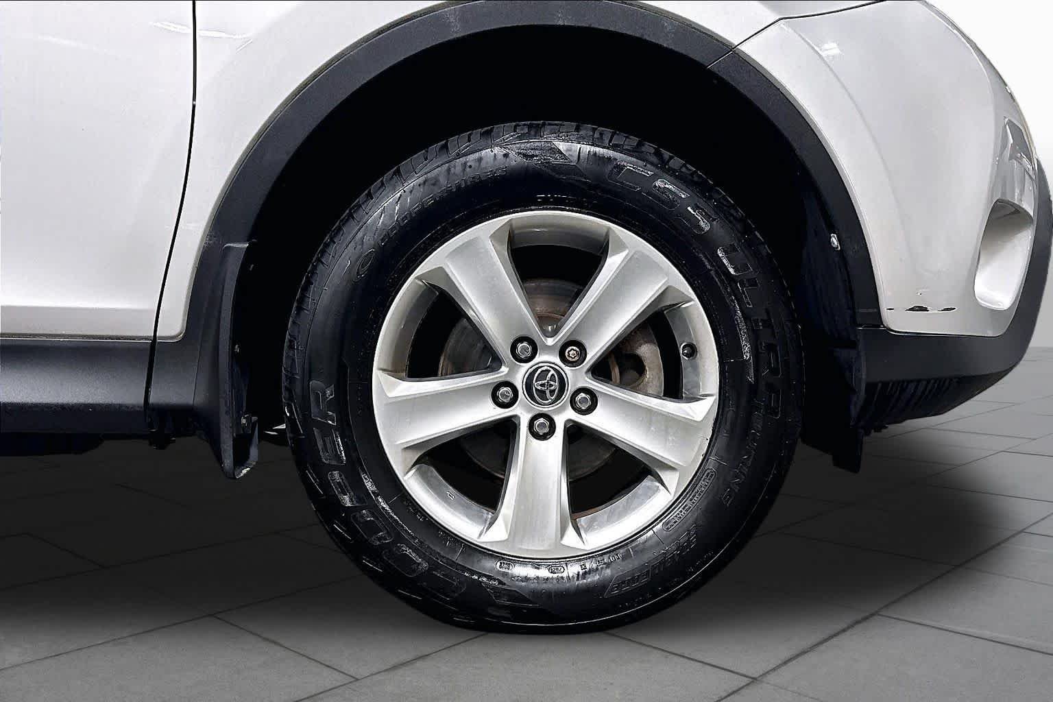 Used 2015 Classic Silver Metallic Toyota XLE image 11