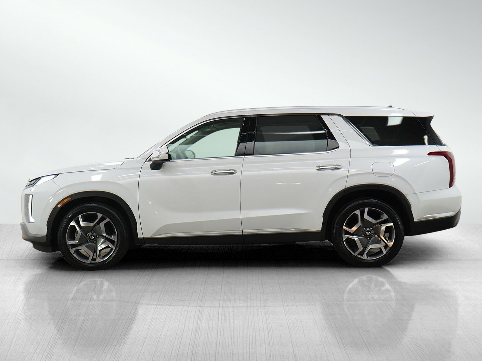 Used 2024 Hyundai Palisade Limited with VIN KM8R5DGEXRU737922 for sale in Minneapolis, Minnesota