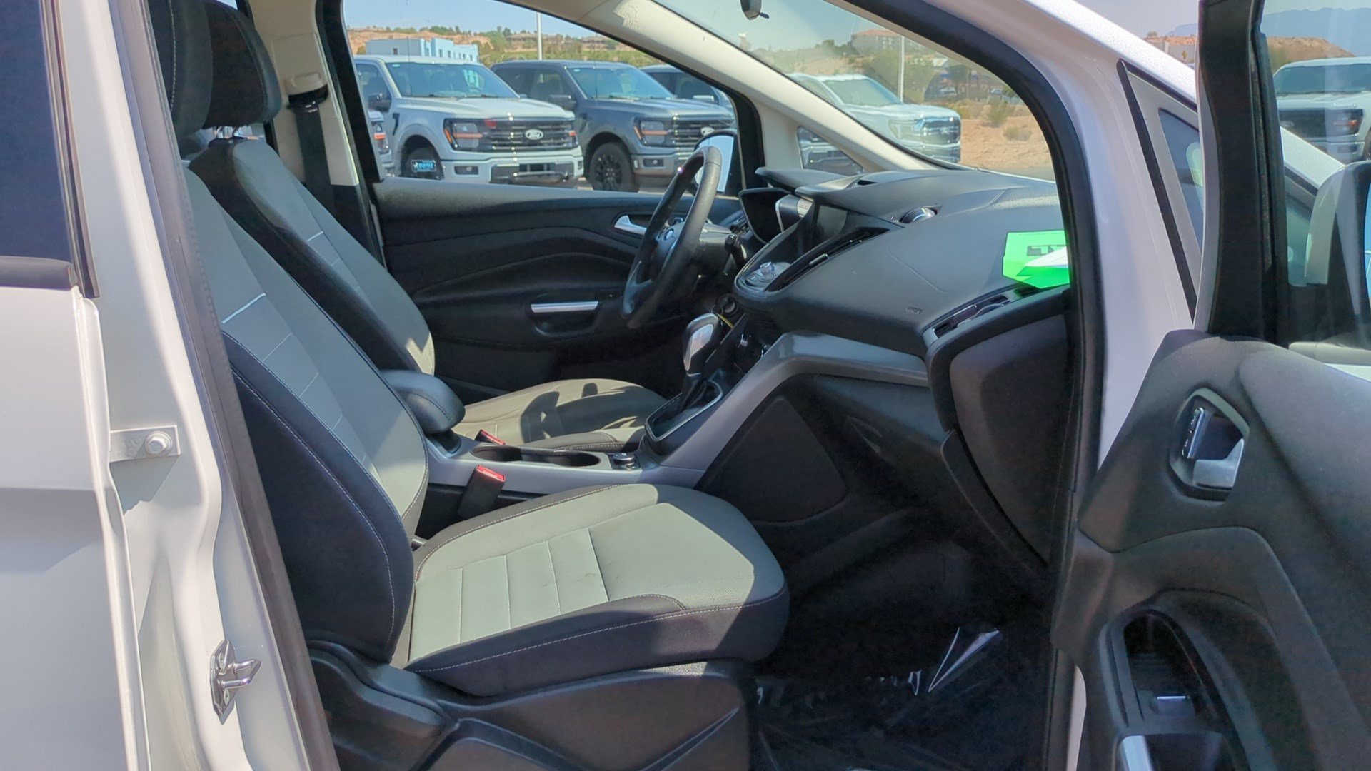 Used 2015 White Platinum Clearcoat Metallic Ford SE image 29