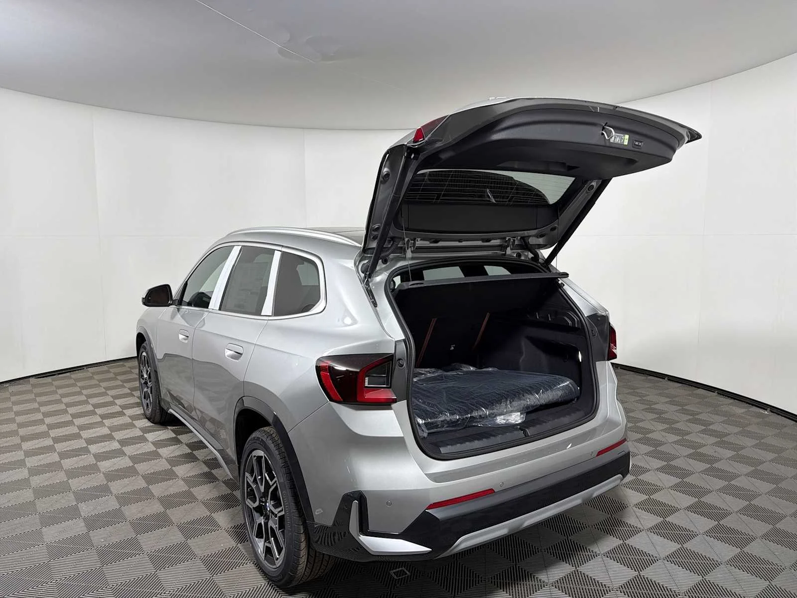 New 2026 Space Silver Metallic BMW xDrive28i image 20