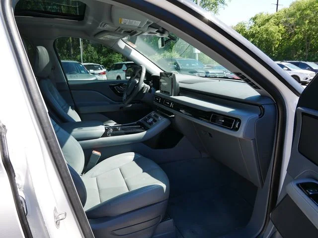 Used 2021 White Lincoln Reserve image 8