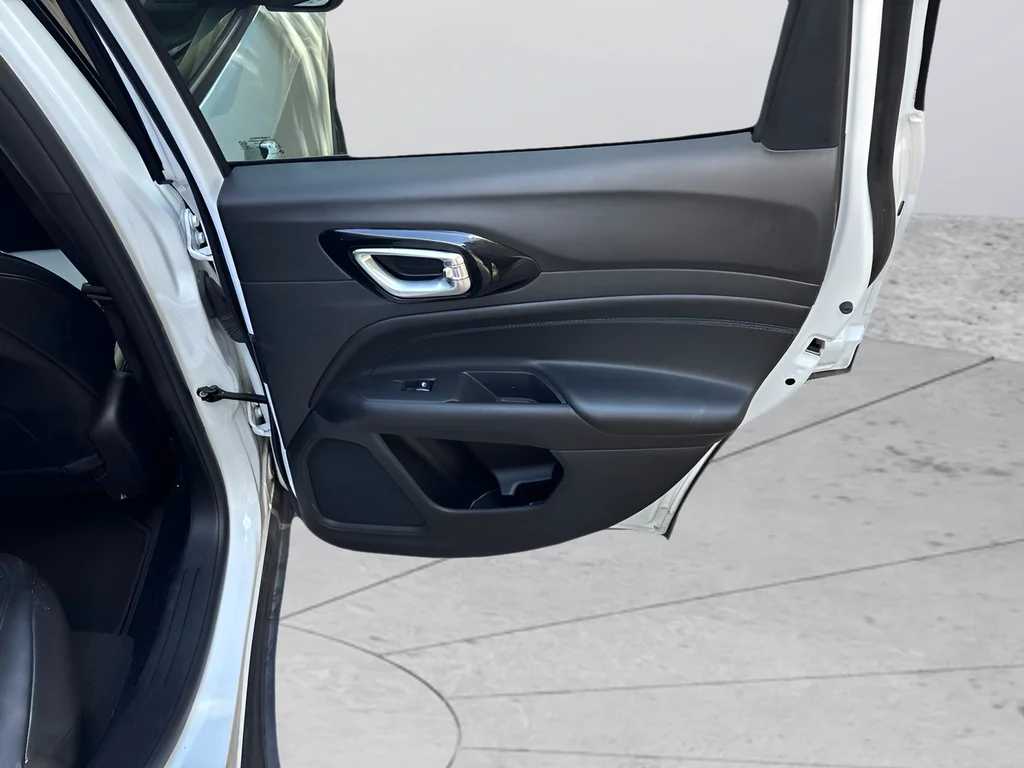 Used 2025 Bright White Clearcoat Jeep Latitude image 36