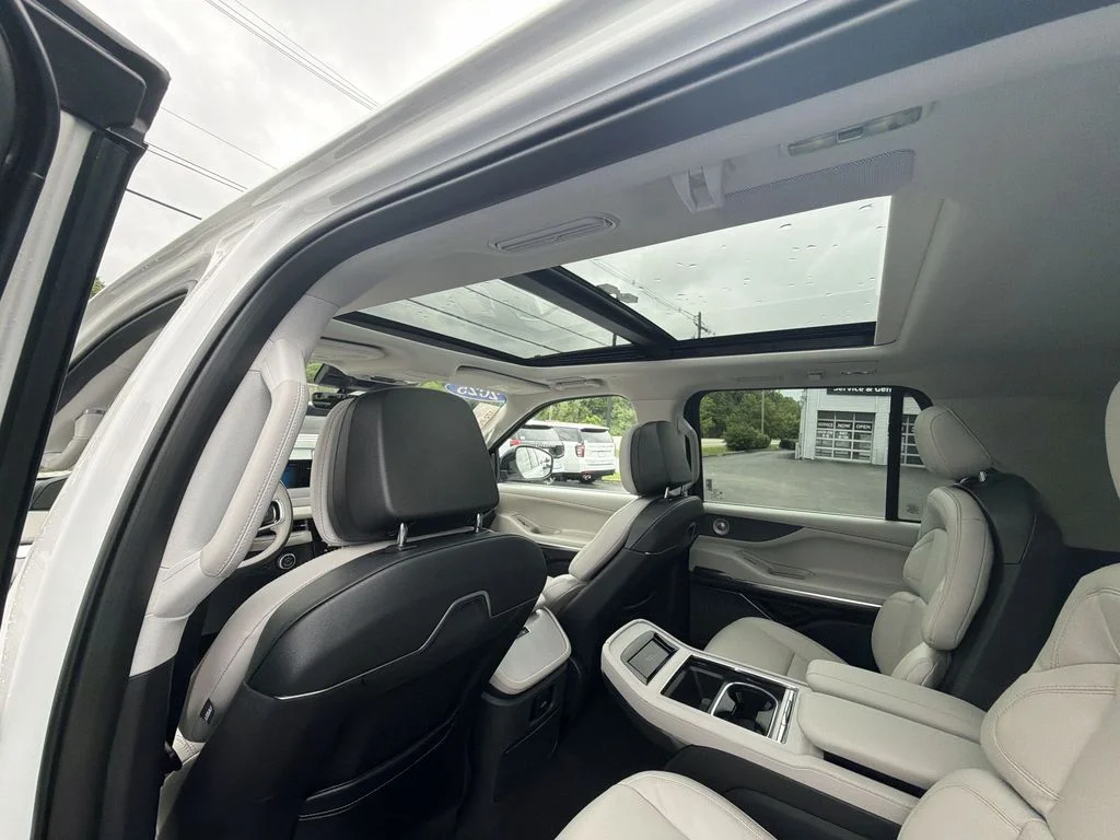 Used 2025 White Lincoln Reserve image 22