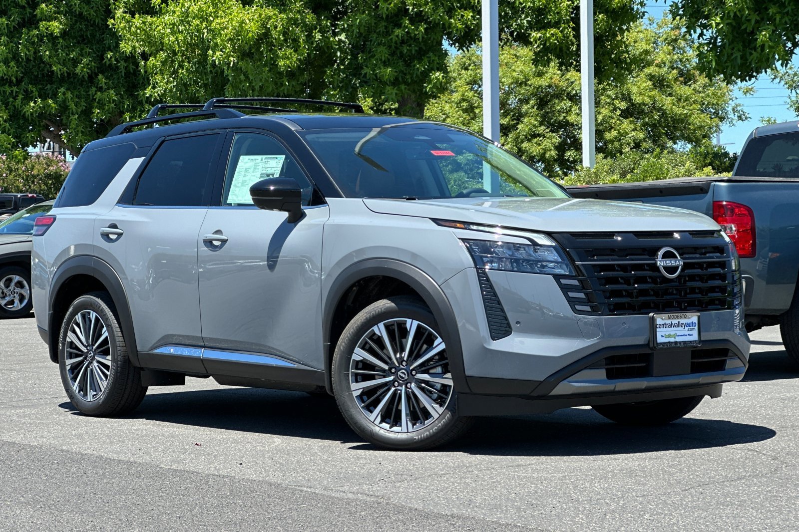 New 2026 Boulder Gray Pearl/Super Black Nissan Platinum image 2