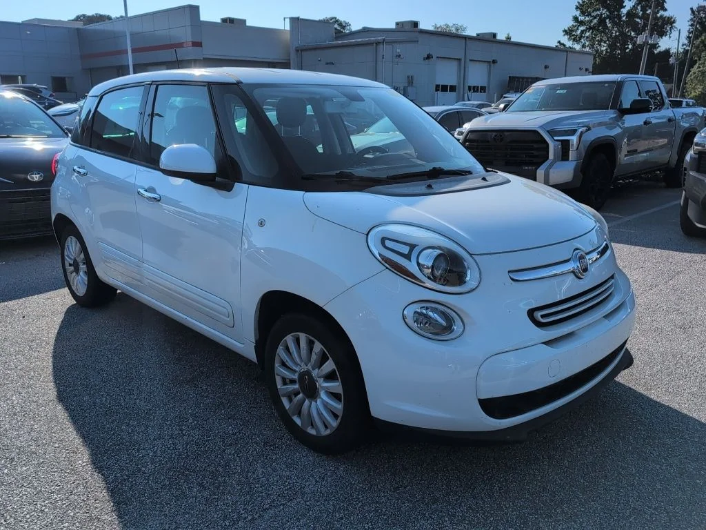 Used 2017 White FIAT Pop image 1