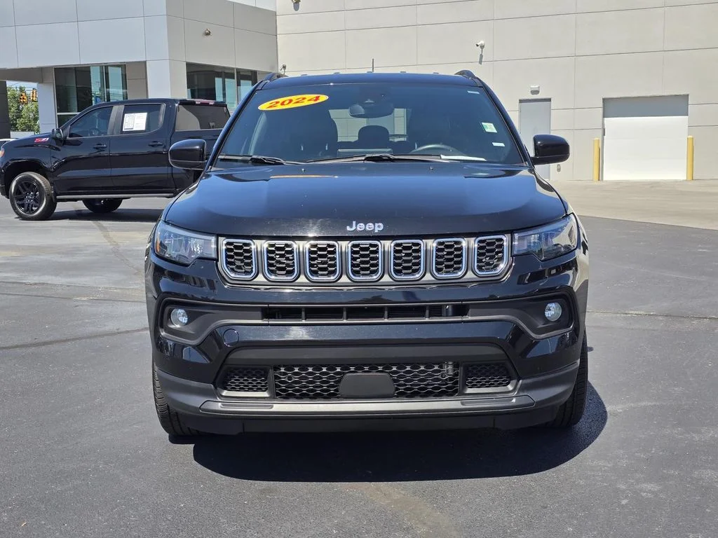 Used 2024 Diamond Black Crystal Pearlcoat Jeep Latitude image 2