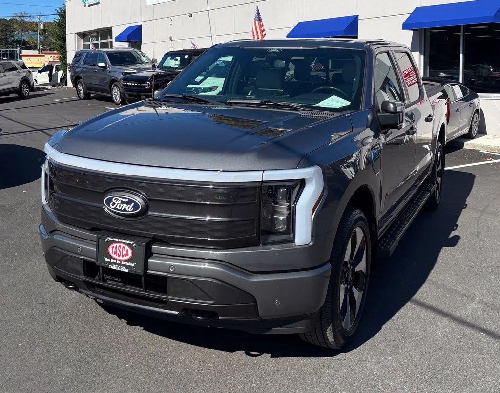 Used 2024 Gray Ford Platinum image 1
