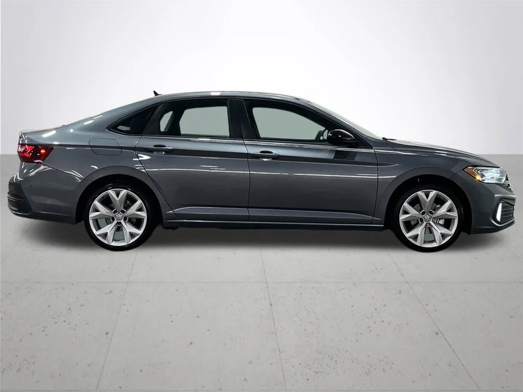 Used 2022 Gray Volkswagen 1.5T Sport image 10