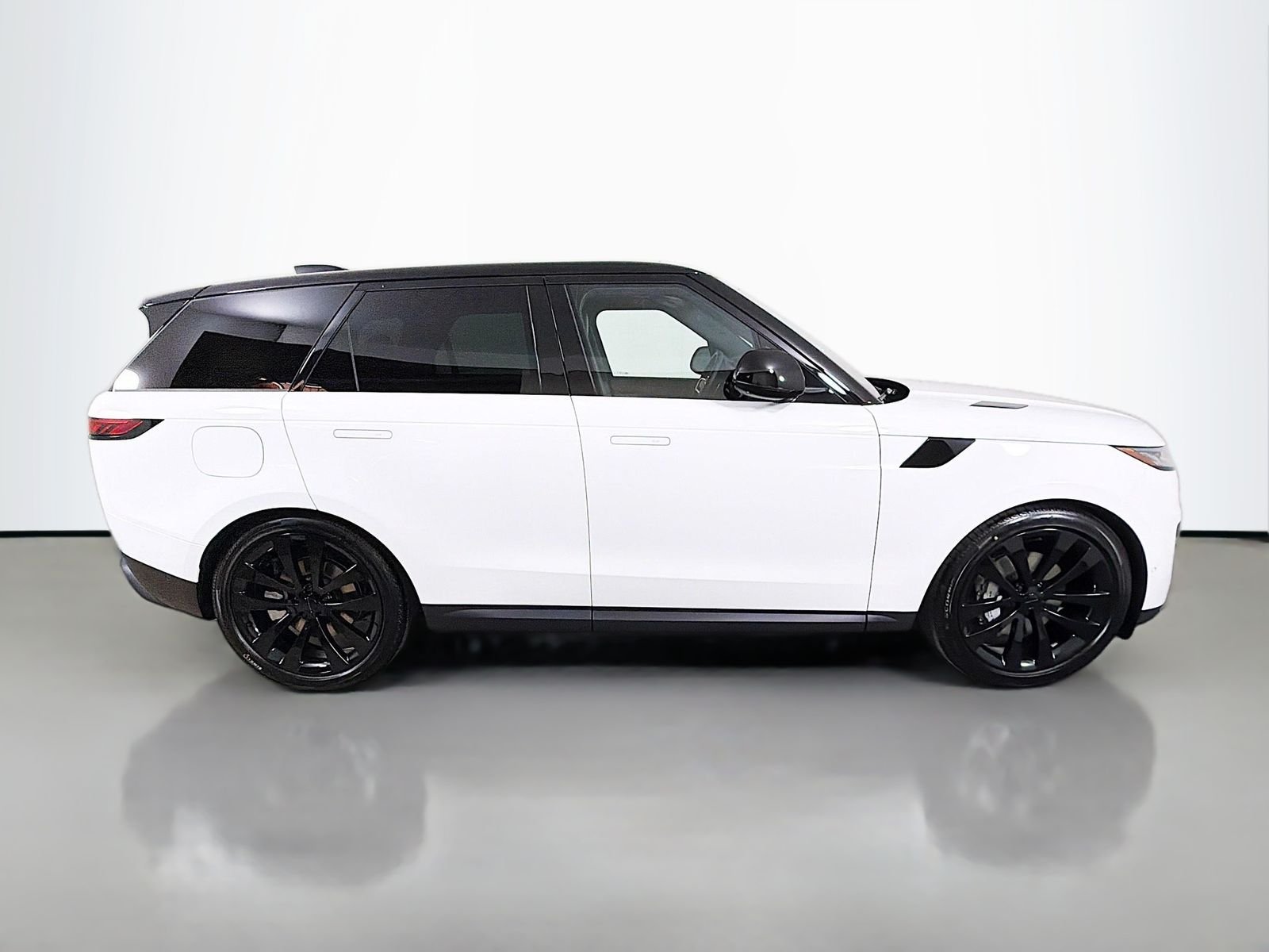 New 2026 Fuji White Land Rover SE image 6