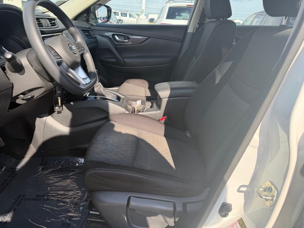 Used 2018 White Nissan S image 28