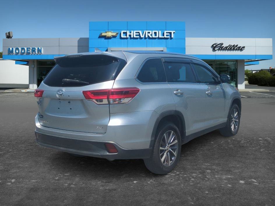 Used 2019 CELESTIAL SILVER METALLIC Toyota SE image 5