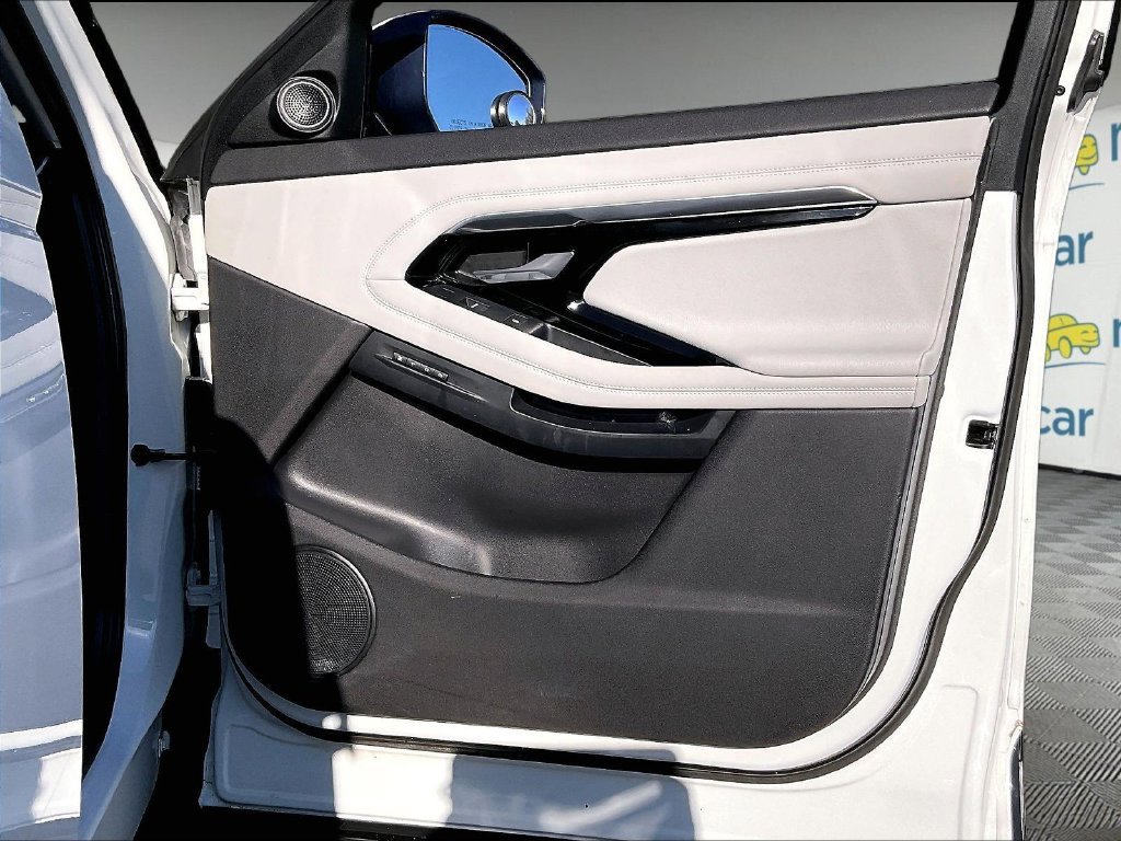 Used 2020 White Land Rover SE image 26
