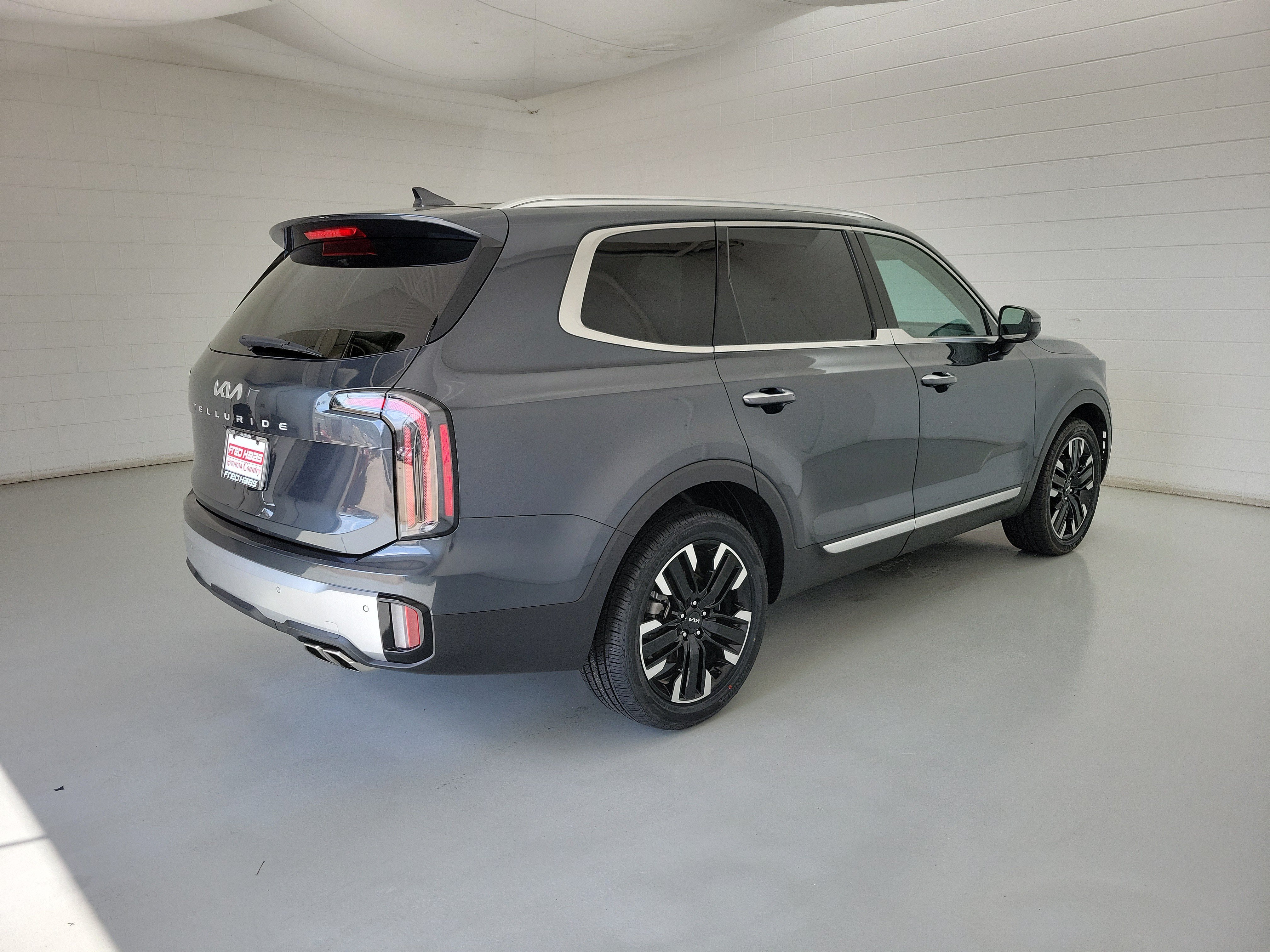 Used 2024 Gravity Gray Kia SX image 5