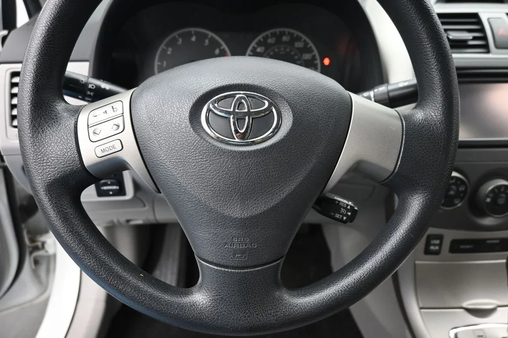 Used 2013 White Toyota LE image 17