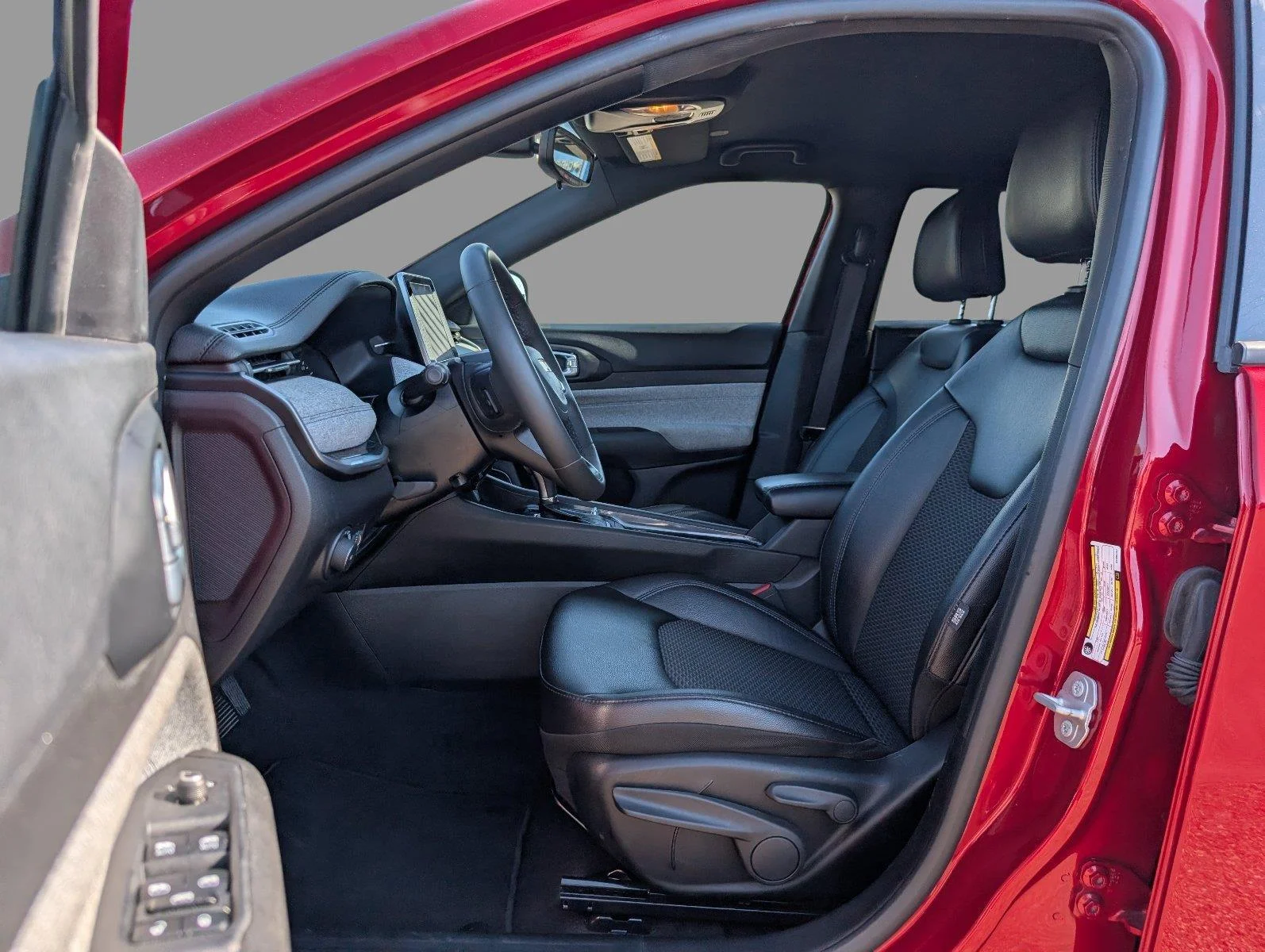 Used 2025 Red Hot Pearlcoat Jeep Latitude image 16