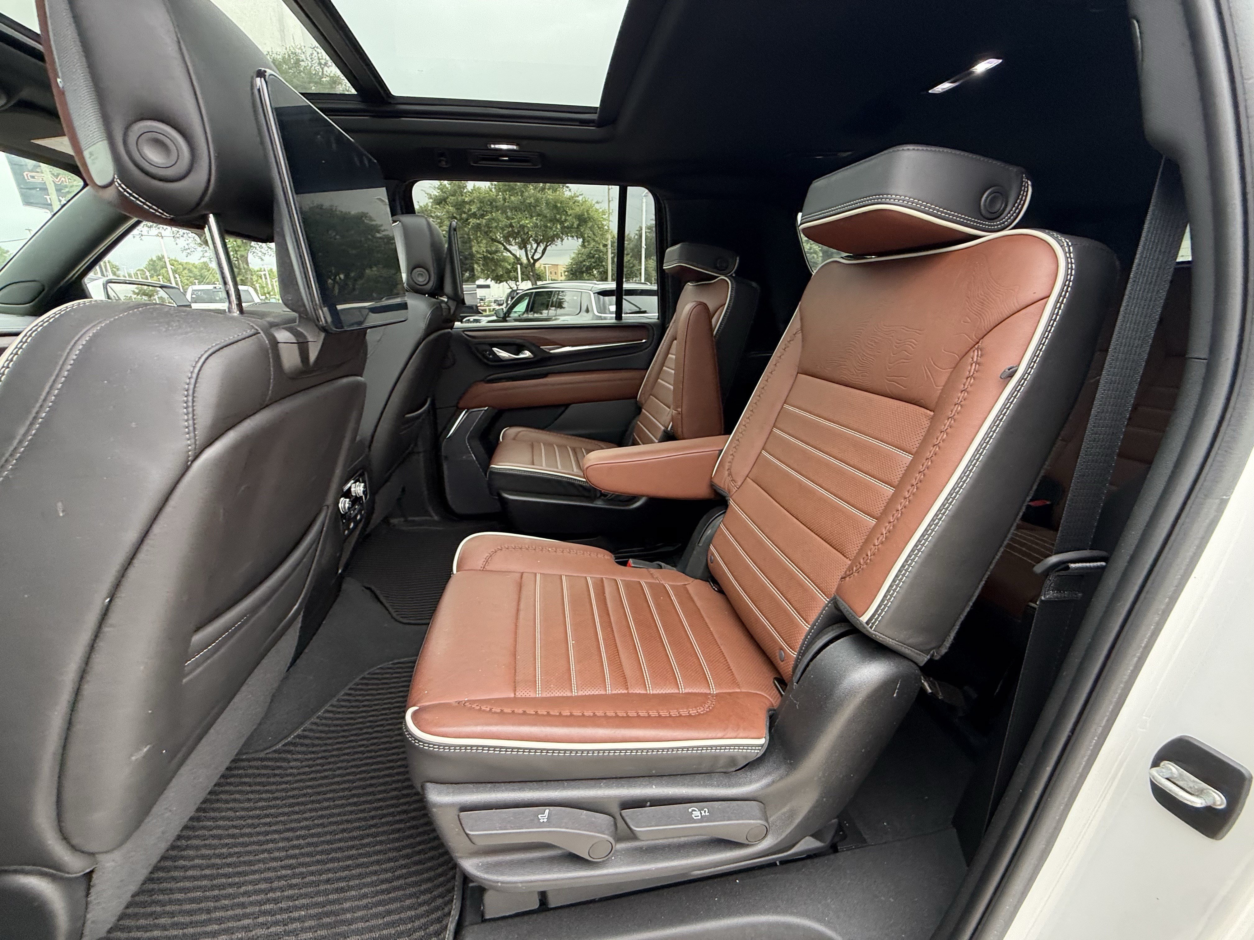 Used 2023 White Frost Tricoat GMC Denali Ultimate image 28