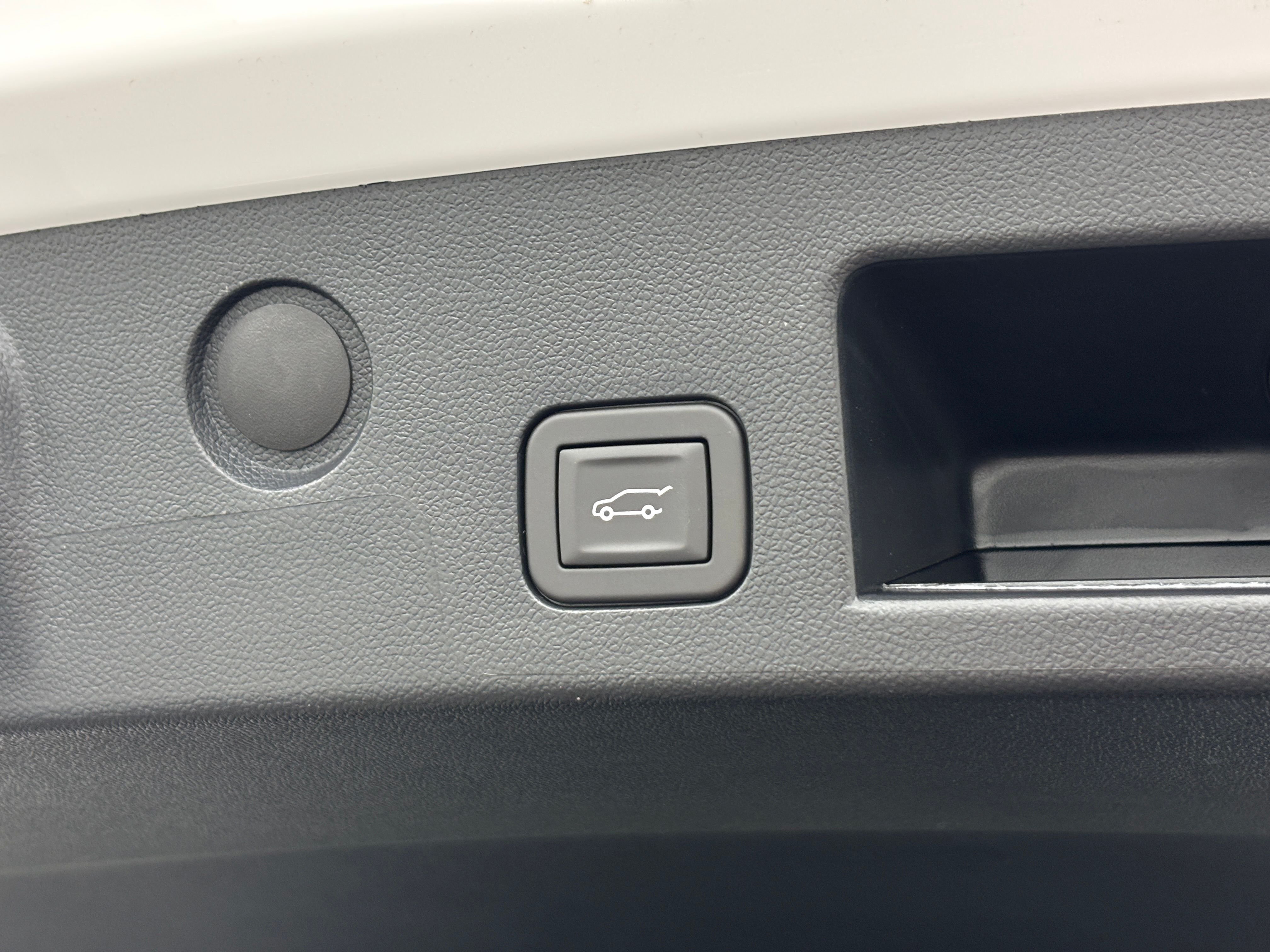 New 2027 Summit White GMC Elevation image 10