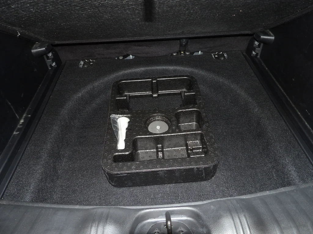 Used 2021 Granite Crystal Metallic Clear Coat Jeep Latitude image 19