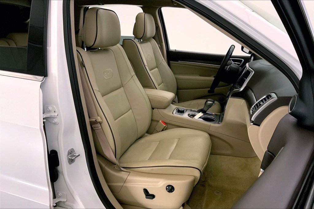 Used 2018 Ivory Jeep Overland image 6