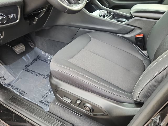 Used 2025  Jeep Laredo image 21