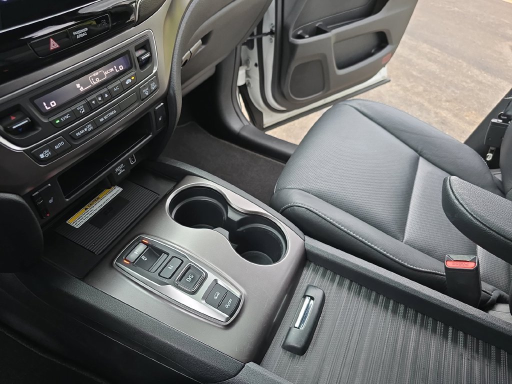 Used 2022 Beige Honda EX-L image 26