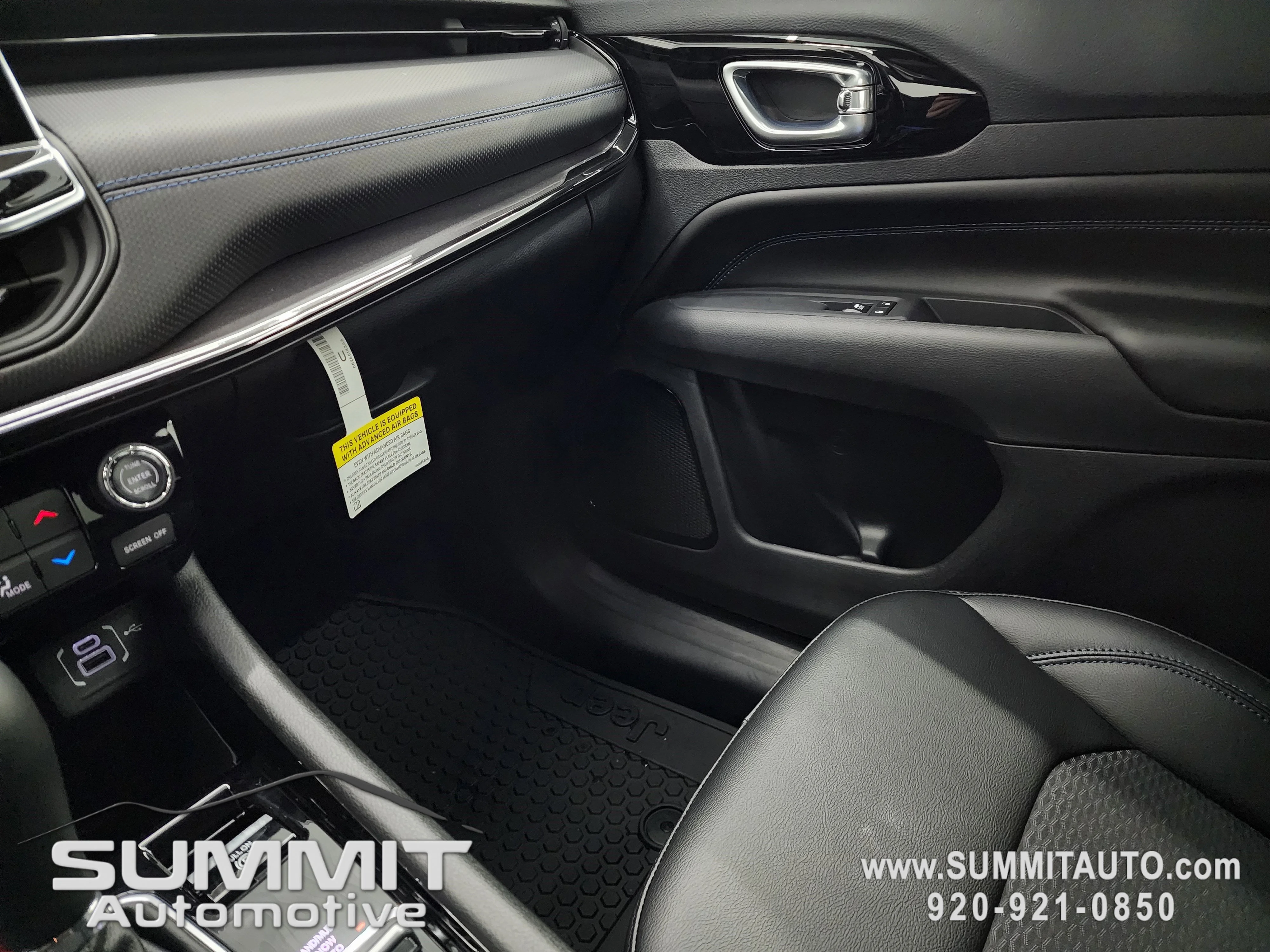 New 2026 Diamond Black Crystal Pearl-Coat Exterior Paint Jeep Latitude image 13