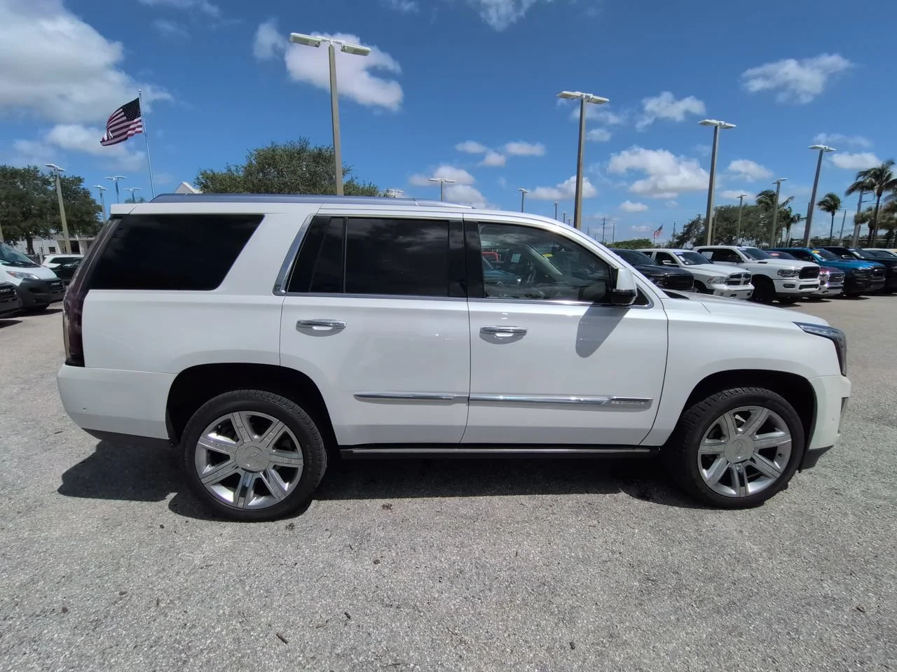 Used 2017 Crystal White Tricoat Cadillac Premium Luxury image 4