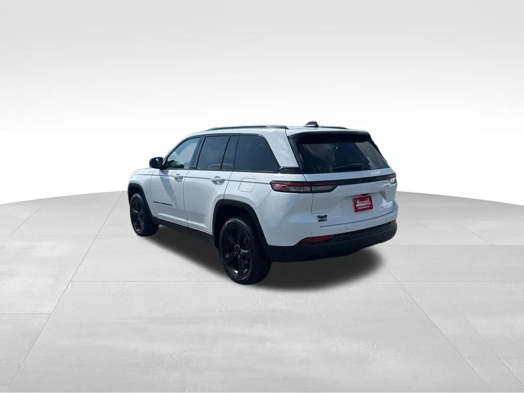 Used 2025 White Jeep Altitude X image 3