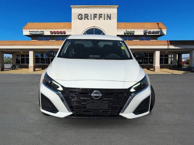 Used 2025 White Nissan 2.5 SV image 12