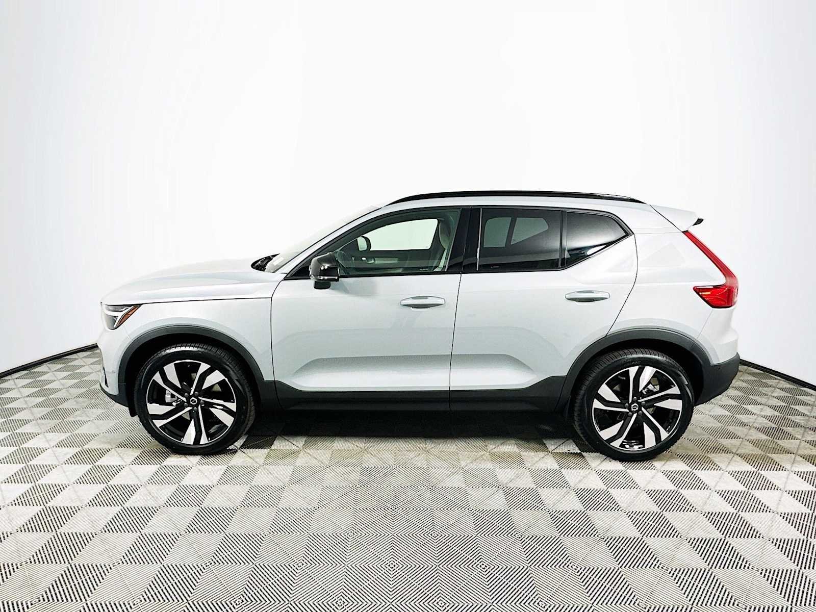 Certified Used 2025 Vapour Grey Volvo Ultra image 4