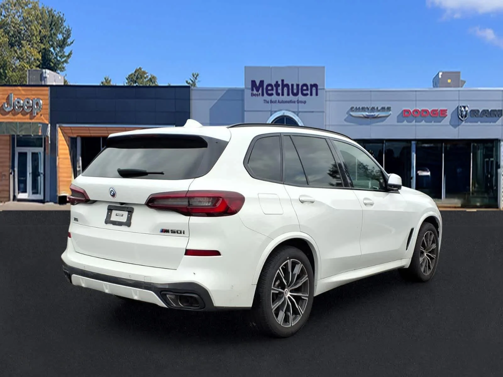 Used 2023 Alpine White BMW M50i image 4
