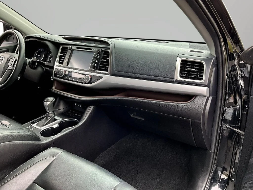 Used 2019 Black Toyota XLE image 27