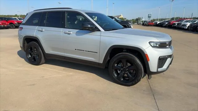 New 2026 Silver Zynith Exterior Paint Jeep Limited image 3