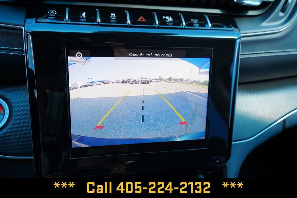 Used 2023  Jeep Laredo image 38