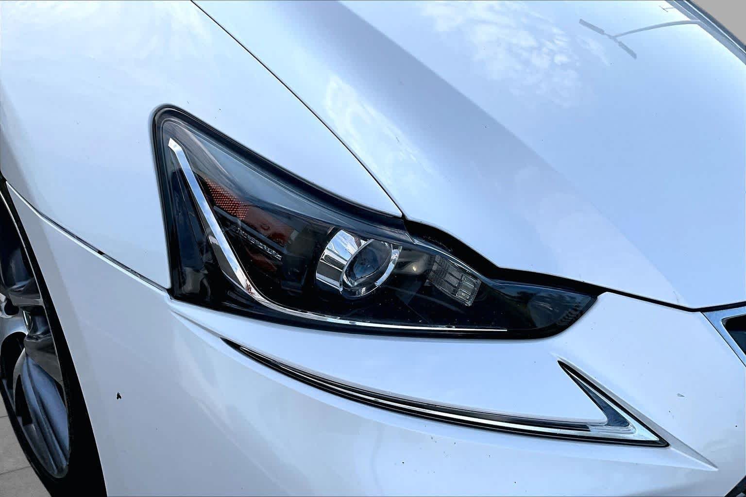 Used 2018 Eminent White Pearl Lexus  image 27