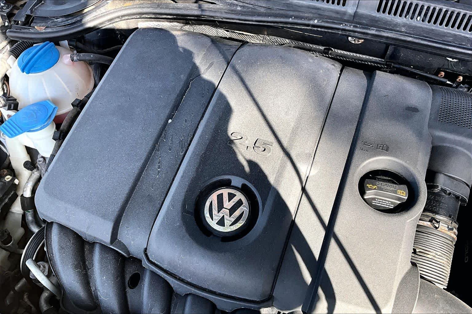 Used 2013 Platinum Gray Metallic Volkswagen SE image 33