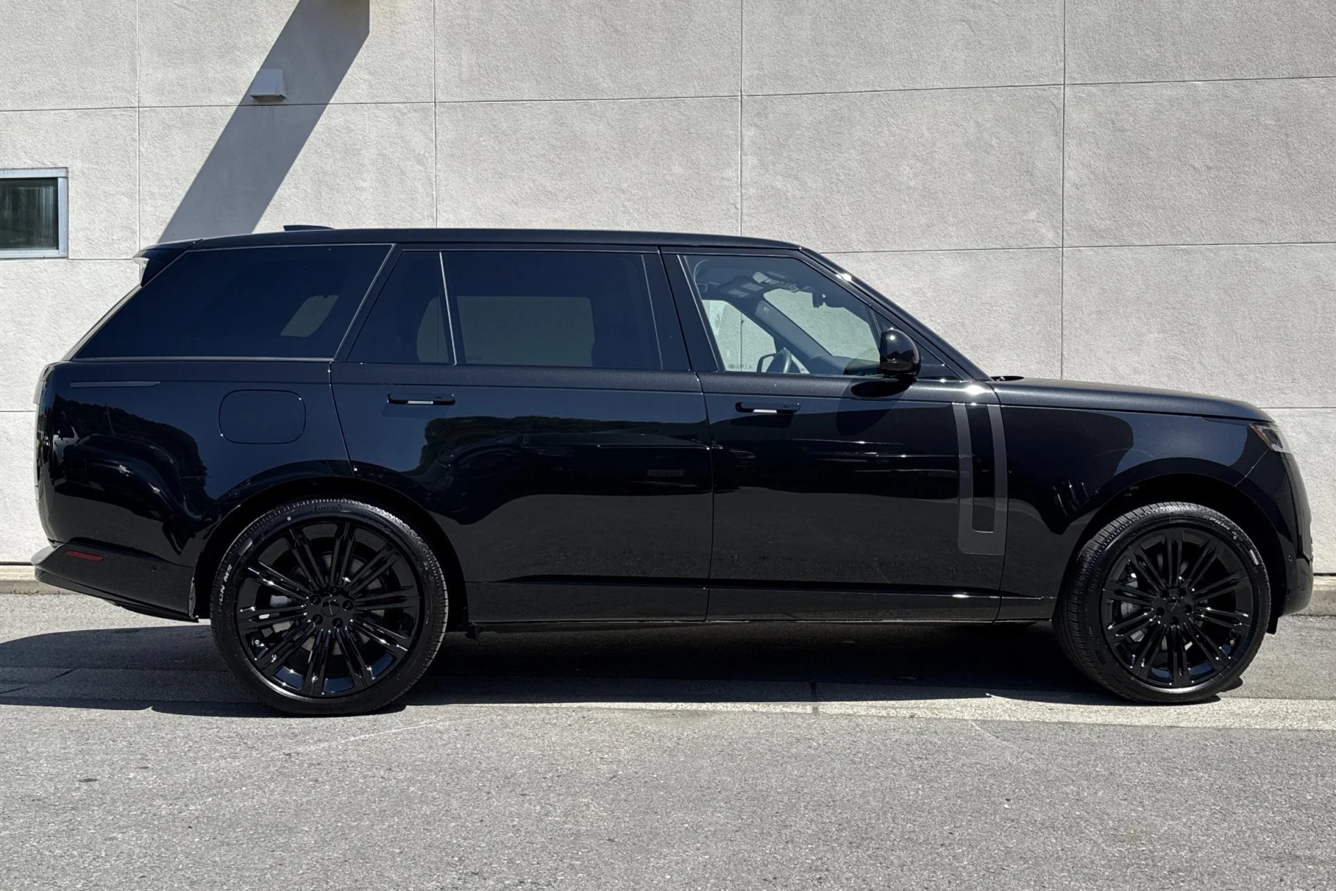 New 2026 Santorini Black Land Rover SE image 8