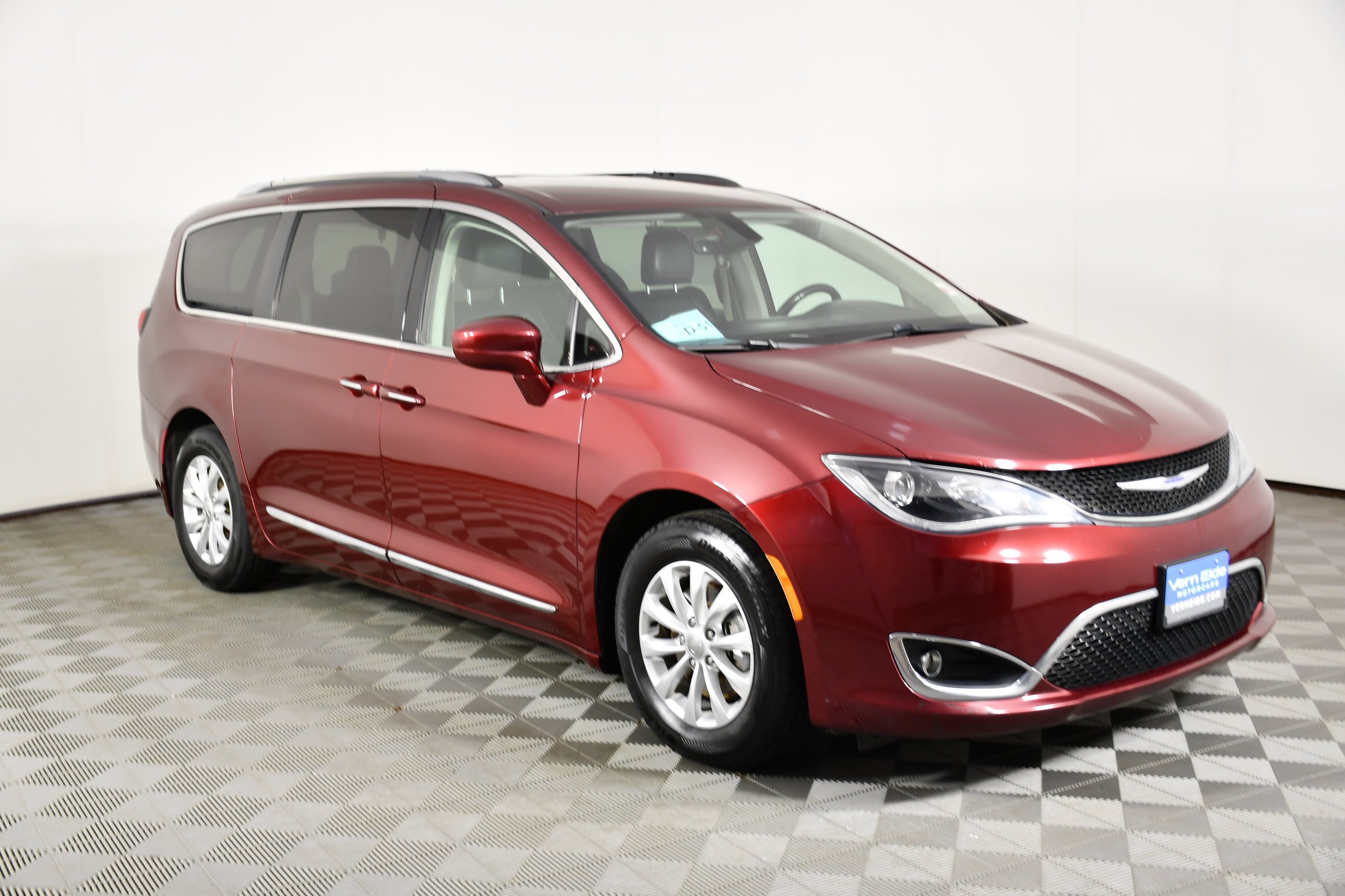 Used 2019 Velvet Red Pearlcoat Chrysler Touring L image 4