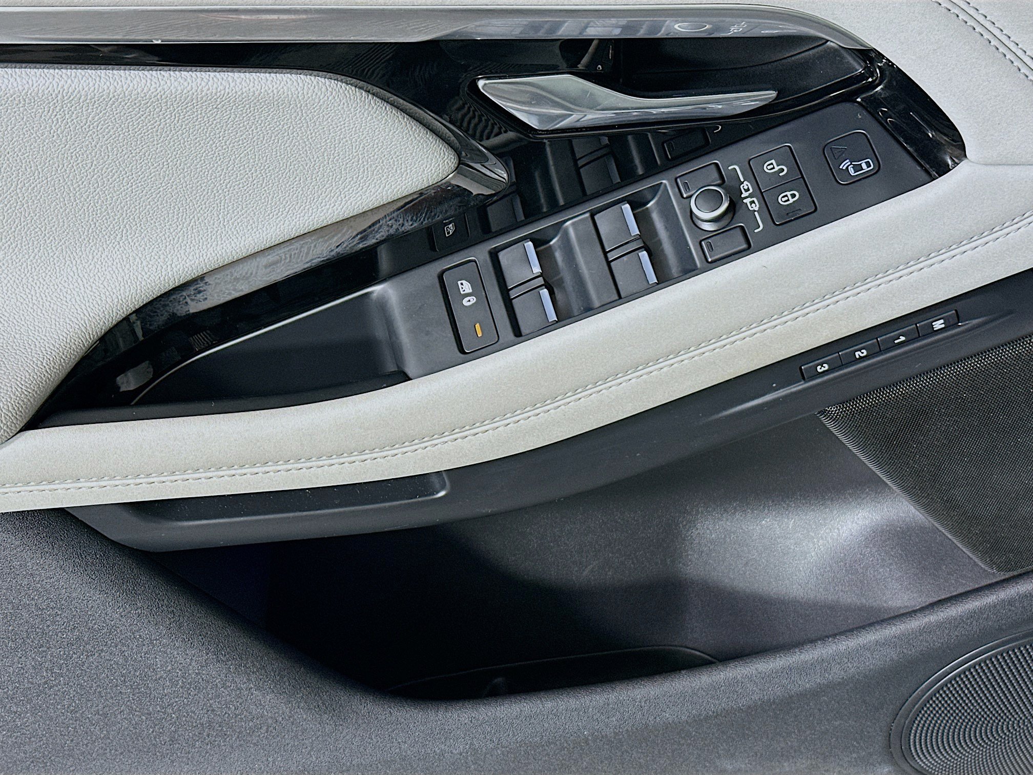 Used 2020 White Land Rover SE image 14